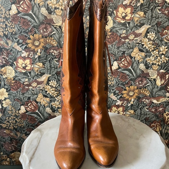 Elegant Brown and Gold Western Boots - Picture 4 of 10